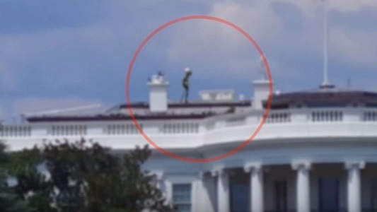 Турист из Китая заснял на крыше Белого Дома "пришельца"