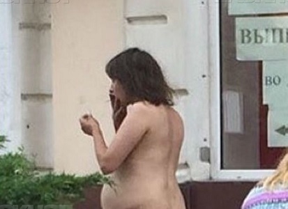 По Ростову-на-Дону разгуливает голая беременная женщина. Кто встретит не пугайтесь