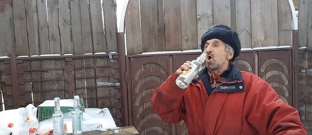 водка Русский мужик выпил три бутылки водки за три залпа. Смотрите что случилось потом (видео 18+)