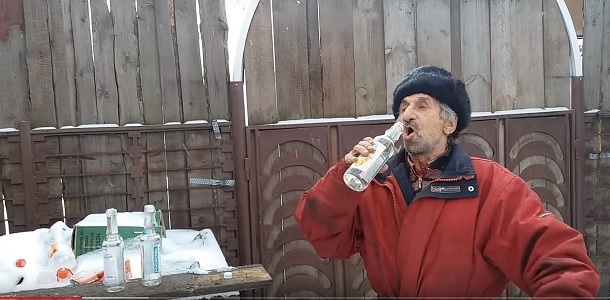 Русский мужик выпил три бутылки водки за три залпа. Смотрите что случилось потом (видео 18+)