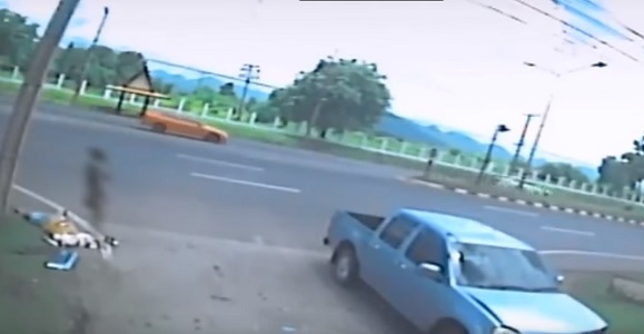 Душа женщины покидает ее тело после аварии: в сеть выложили странное видео