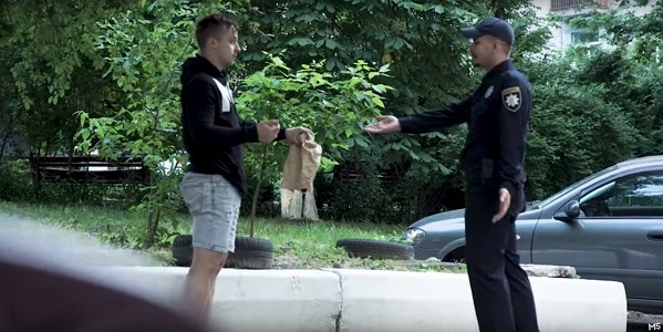 В Киеве фокусник проделал трюк с исчезающей бутылкой и обманул полицейского (видео факт инцидента)