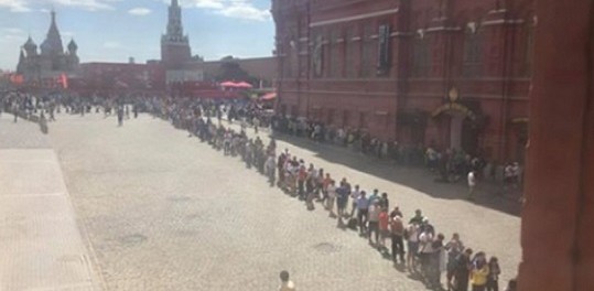 12-800x445 К Мавзолею Ленина выстроились гигантские очереди. Туристы массово идут смотреть на труп Ильича