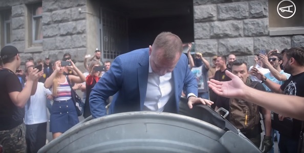 Беспорядки в Харькове 20 июня. Столкновения и чиновник в мусорном баке (видео инцидента)