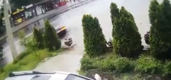 харьков В Харькове авто разорвало на куски, а водитель не получил и царапины (видео инцидента)