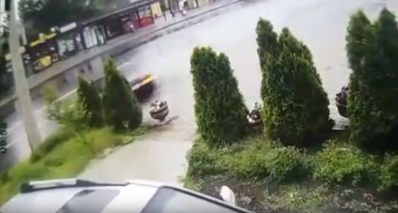 В Харькове авто разорвало на куски, а водитель не получил и царапины (видео инцидента)