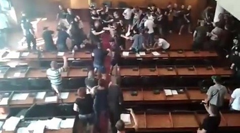 2178232 В горсовете Конотопа депутаты и титушки устроили массовую драку