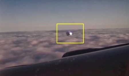 screenshot133 Пассажиру удалось заснять НЛО который преследовал самолет (видео факт)