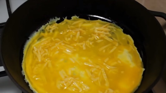 Как сделать омлет на сковороде с твердым сыром - рецепт приготовления