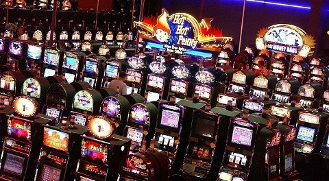 Room_full_of_slot_machines Игровые автоматы Вулкан - как их использовать для регулярного дохода