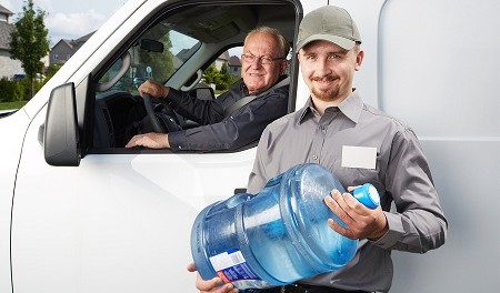 Water delivery service man with big bottle. Доставка воды в Киеве - обзор услуг компании Водолей