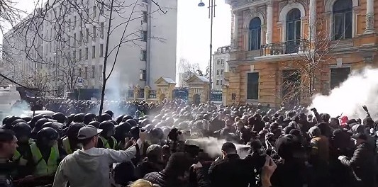 штурм Бои под АП. У силовиков три пострадавших (видео столкновений)