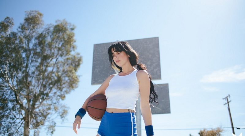 Горячая любительница баскетбола Рид согласилась оголить груди для Playboy (27 фото)