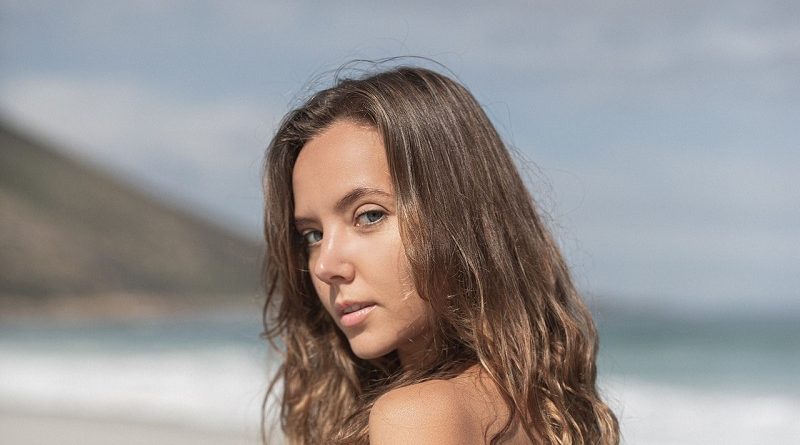 Катя Клевер позировала голой для Playboy на морском побережье (26 фото)