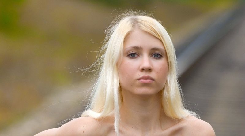 Отважная блондинка Ольга появилась на железной дороге (104 фото)