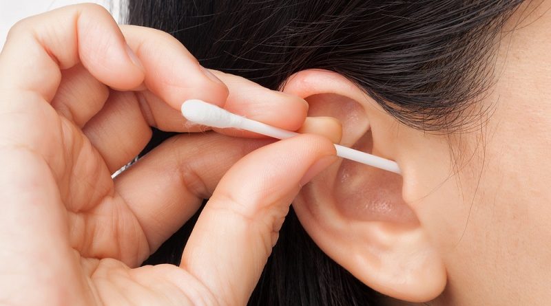 Как правильно чистить уши от серы
