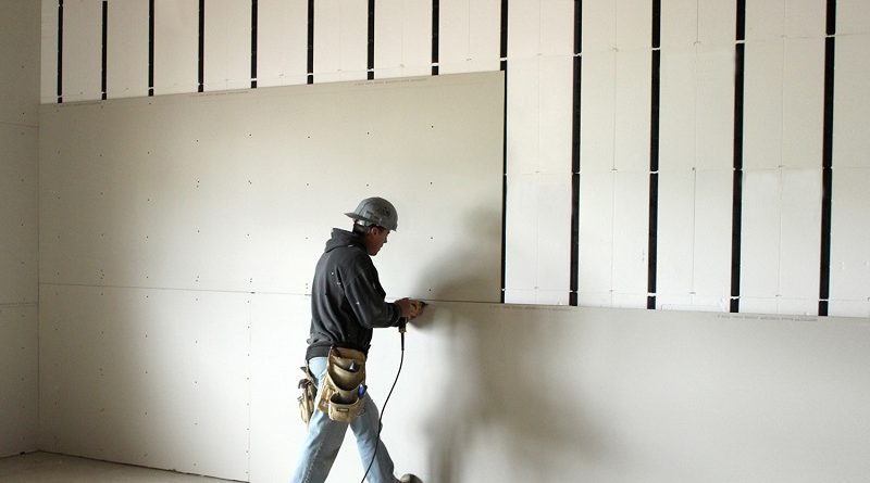 Де використовують гіпсокартон та які переваги матеріалу