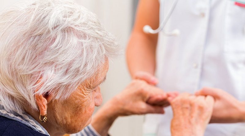 Как обеспечить уход пожилому человеку с деменцией