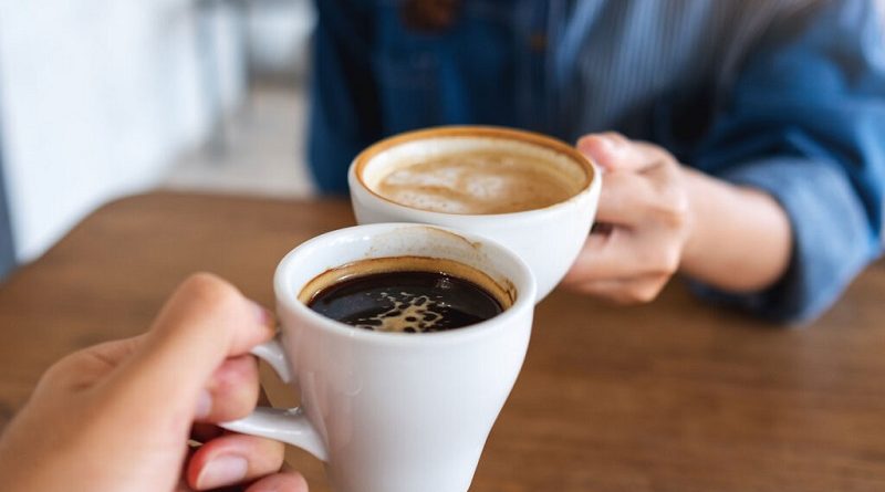 Кофе и зубы: почему привычка к напитку делает эмаль темнее