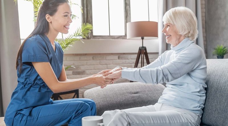 Як не потрапити під депорт і штраф: що стоїть за фірмами, які влаштовують українок на роботу опікунками в Німеччині