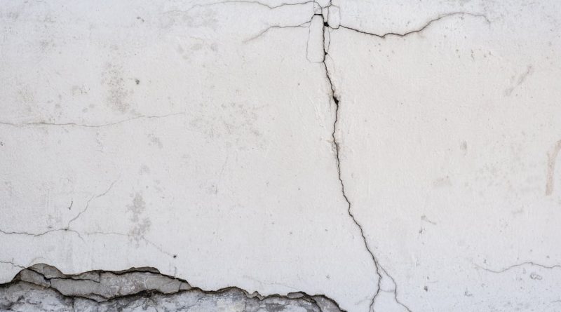 Какие трещины нормальны для нового дома, а какие указывают на проблеме